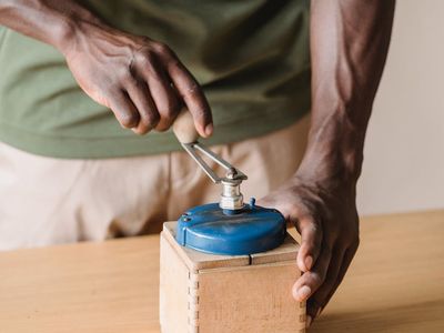 Close-up on a man's torso, illustrating controlled breathing during an exercise.